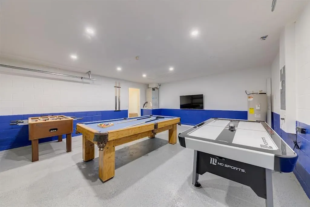 580 - Stunning Just Renovated Home Davenport Holiday home
